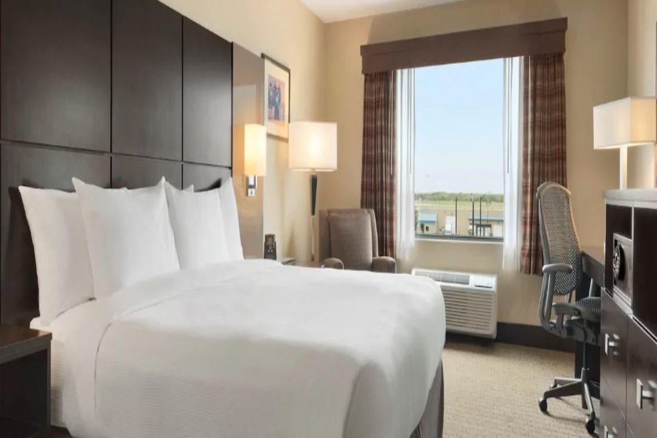 Doubletree By Hilton Wichita Airport Exterior foto