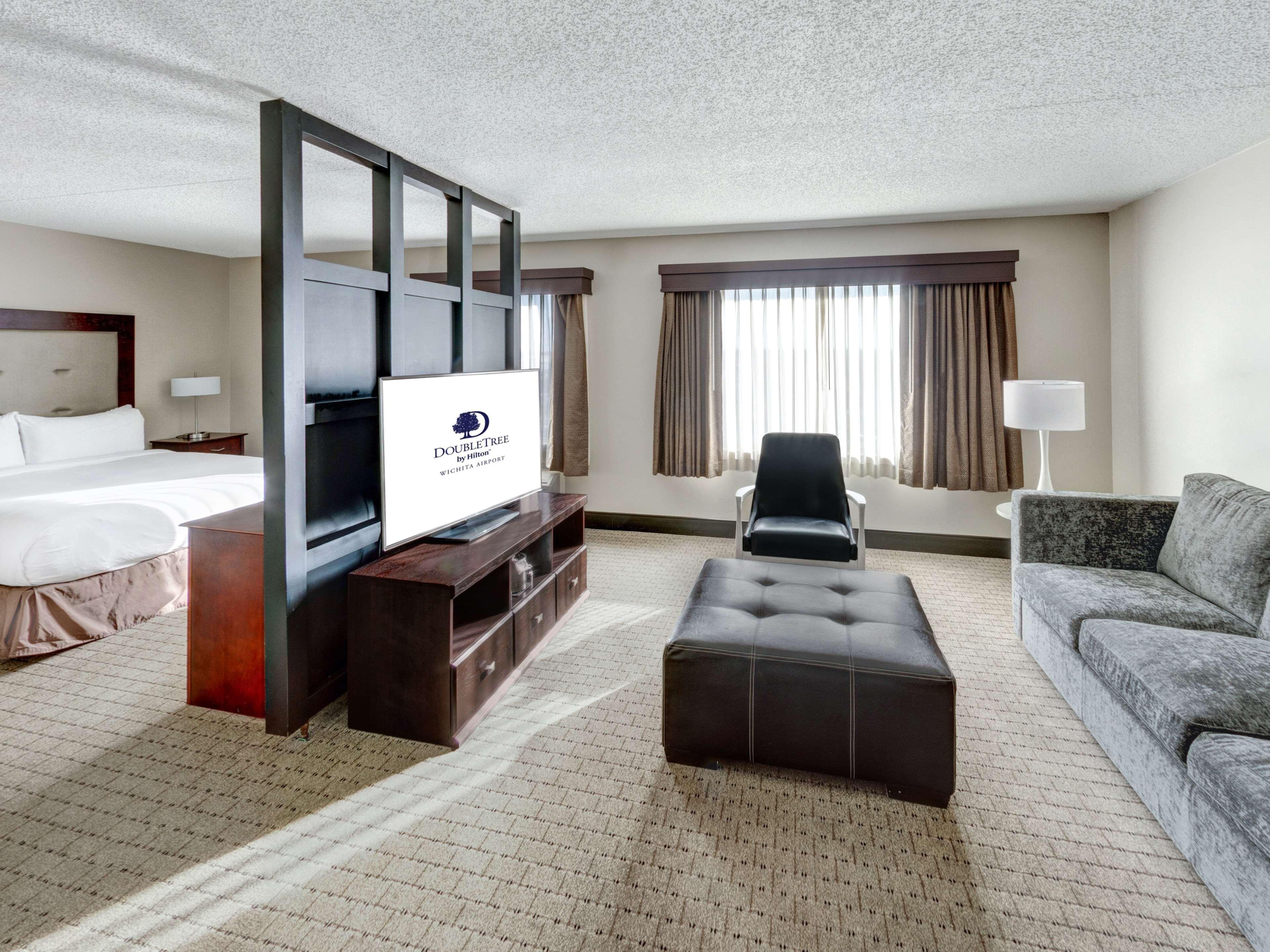 Doubletree By Hilton Wichita Airport Exterior foto