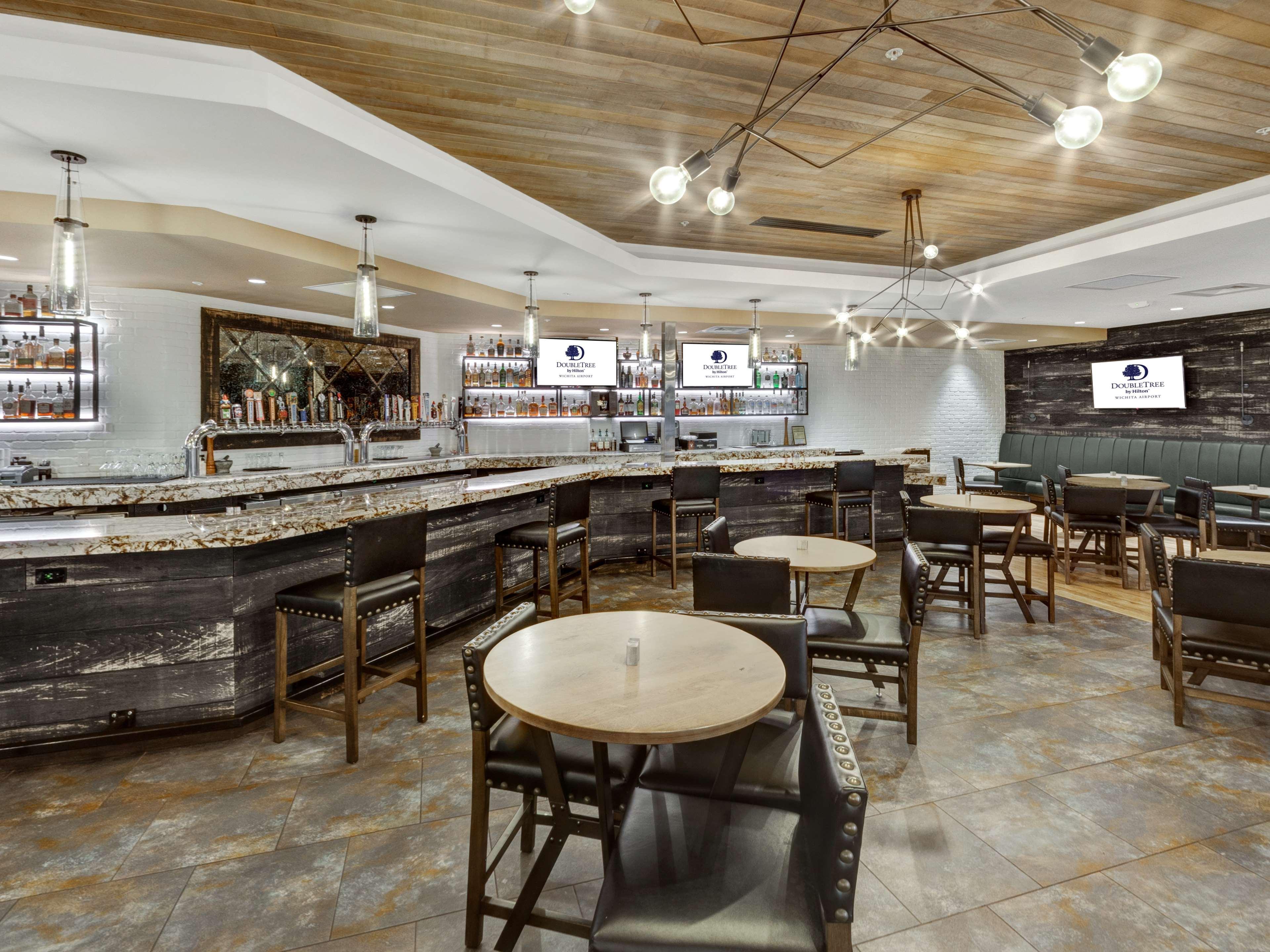 Doubletree By Hilton Wichita Airport Exterior foto