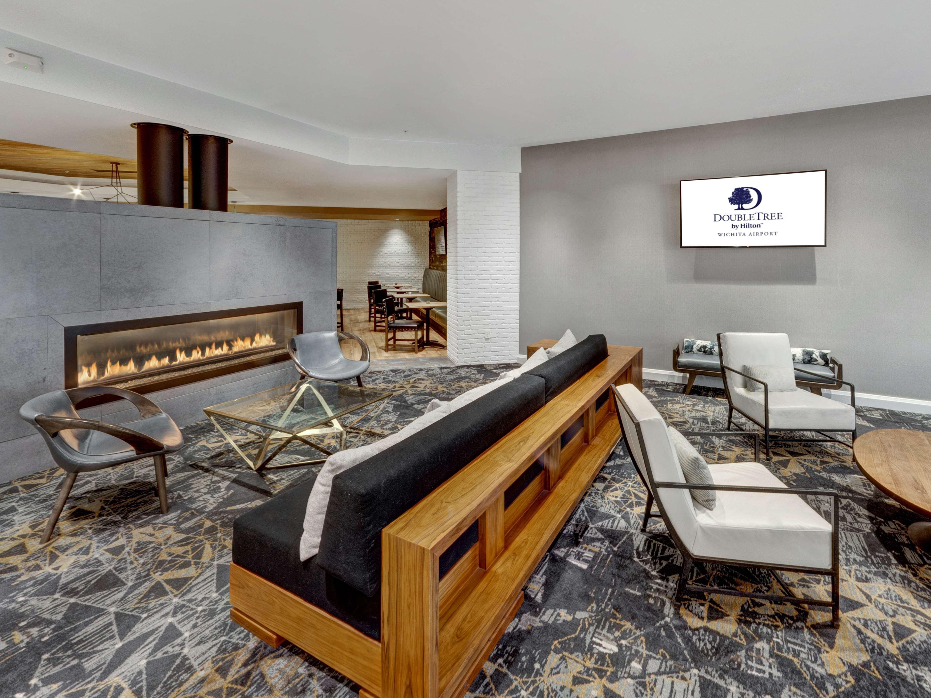 Doubletree By Hilton Wichita Airport Exterior foto