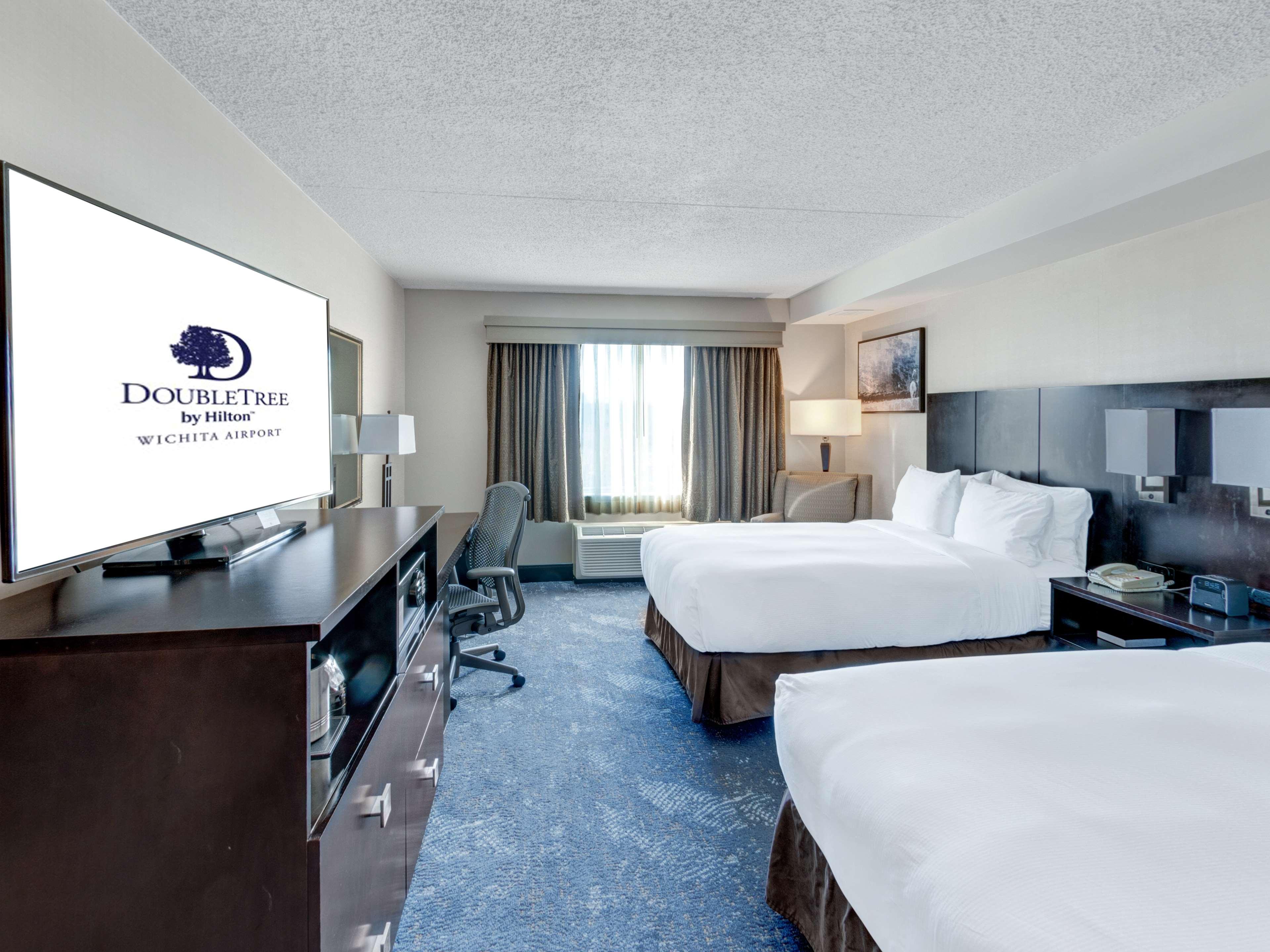 Doubletree By Hilton Wichita Airport Exterior foto