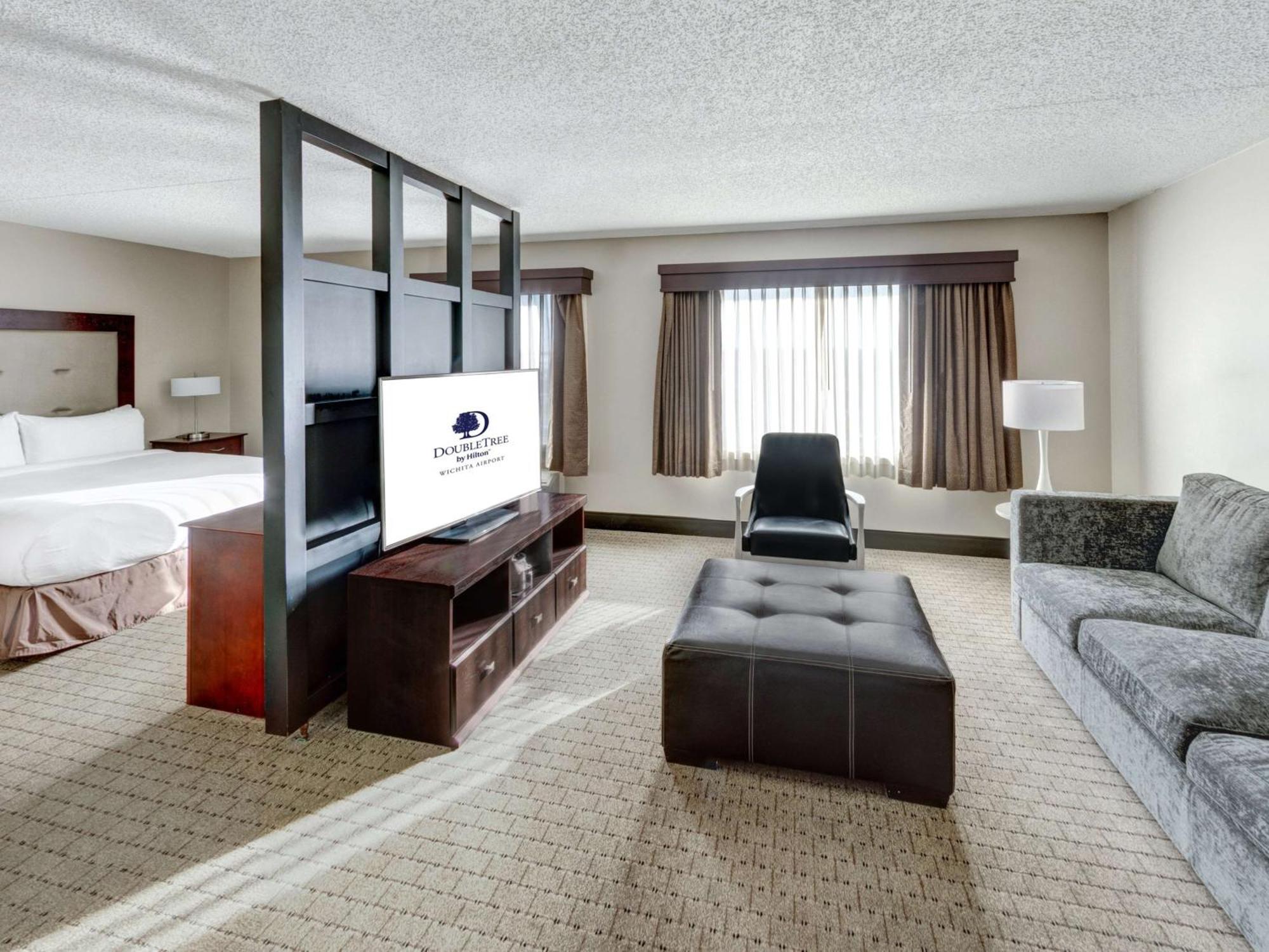 Doubletree By Hilton Wichita Airport Exterior foto
