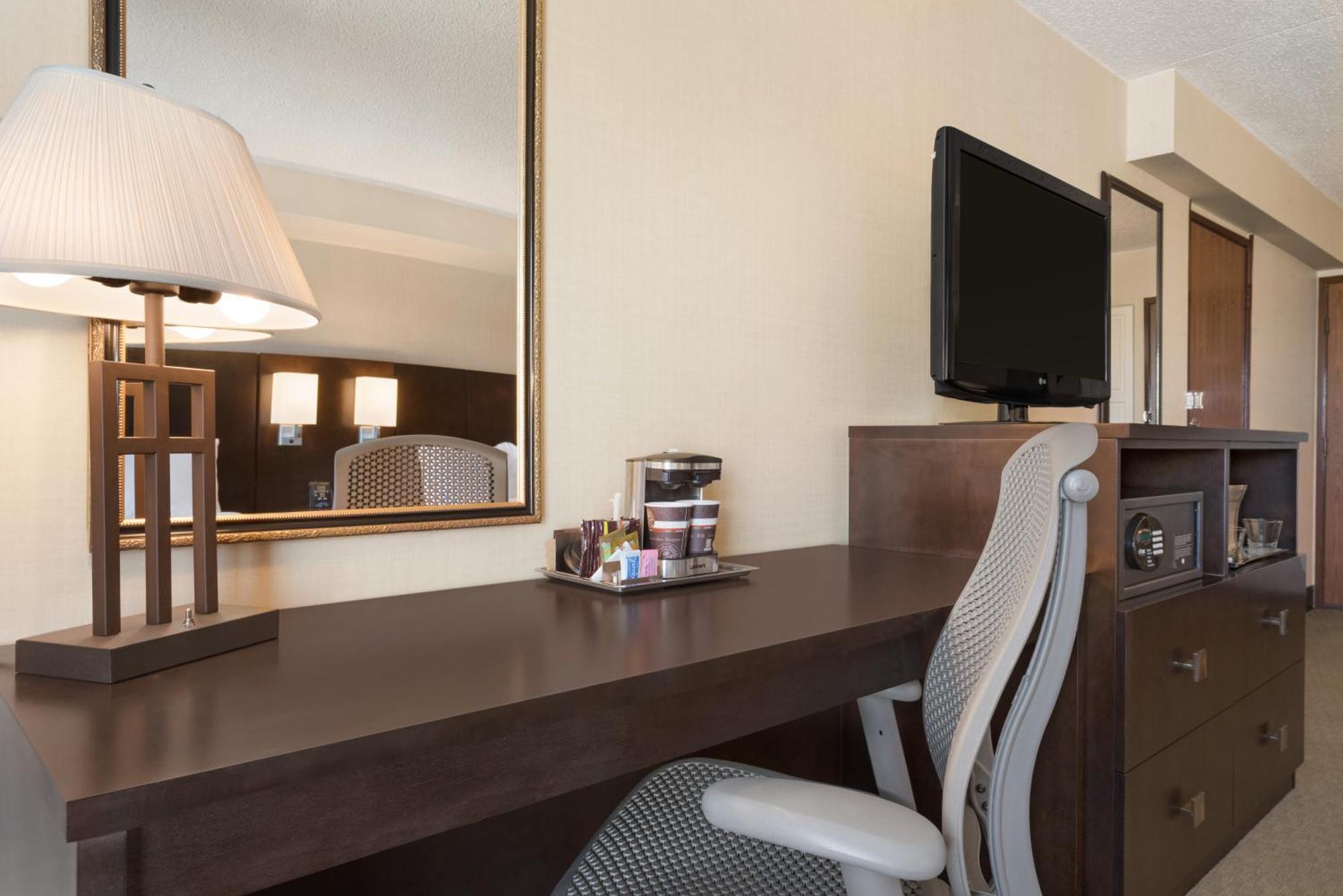 Doubletree By Hilton Wichita Airport Exterior foto