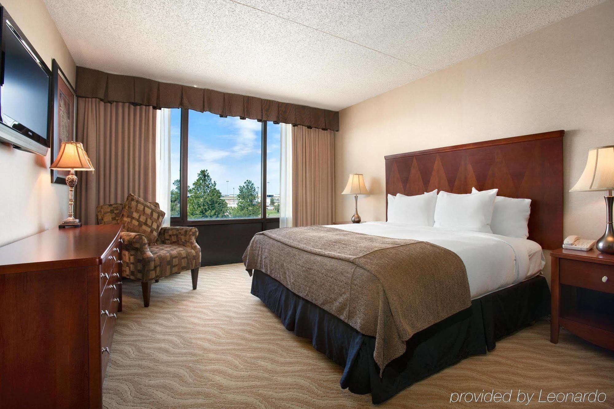 Doubletree By Hilton Wichita Airport Exterior foto