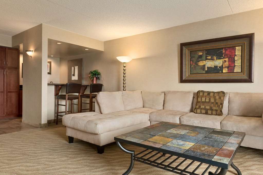 Doubletree By Hilton Wichita Airport Exterior foto